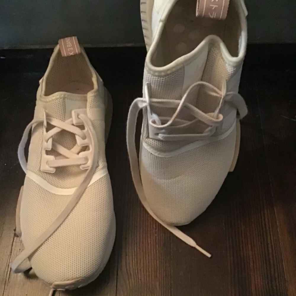 Adidas sneakers size 9.5 - Picture 4 of 5